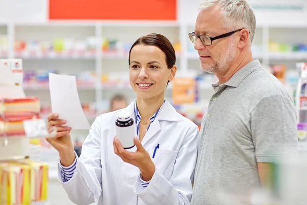 Farmacéutico y hombre mayor compra de medicamentos en la farmacia — Foto de Stock