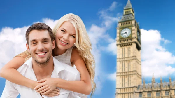 Happy couple hugging over london big ben tower — Zdjęcie stockowe