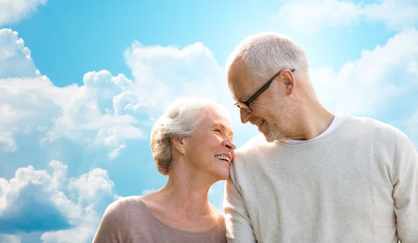 Feliz casal sênior sobre céu azul e nuvens — Fotografia de Stock