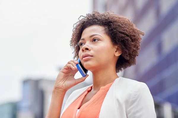 Mulher de negócios africana chamando no smartphone — Fotografia de Stock