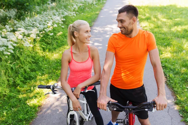 Casal feliz andar de bicicleta ao ar livre — Fotografia de Stock