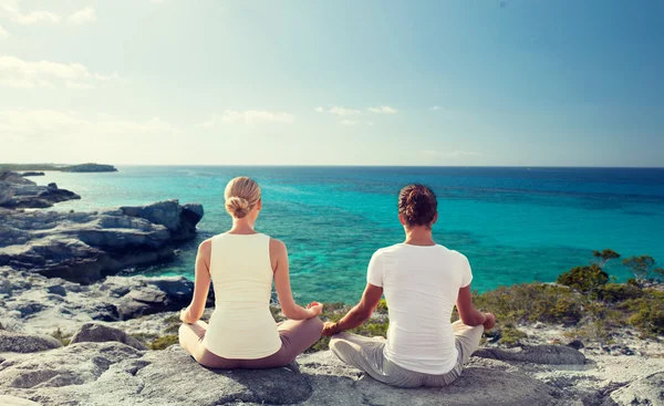 Pareja haciendo ejercicios de yoga al aire libre — Foto de Stock