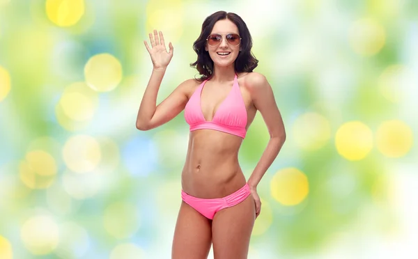 Счастливая женщина в солнечных очках и купальнике в бикини — стоковое фото