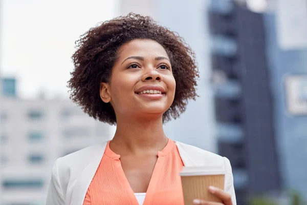 Felice donna d'affari africana con caffè in città — Foto Stock