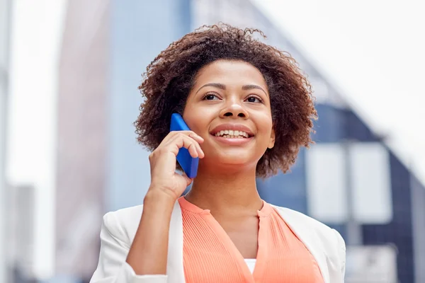 Счастливая африканская бизнесвумен звонит на смартфон — стоковое фото