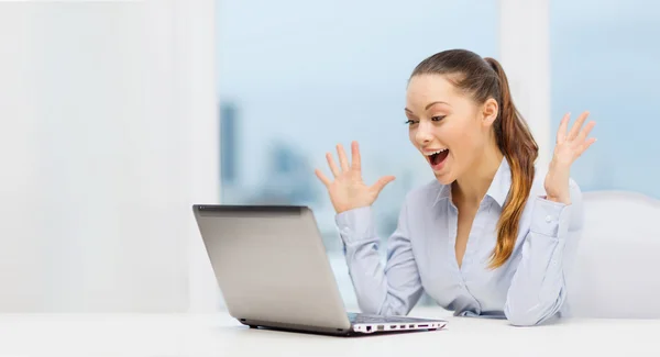 Förvånad affärskvinna med laptop — Stockfoto