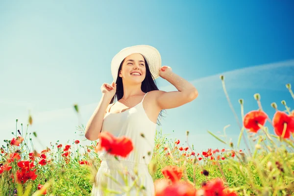 Giovane donna sorridente in cappello di paglia sul campo di papavero — Foto Stock