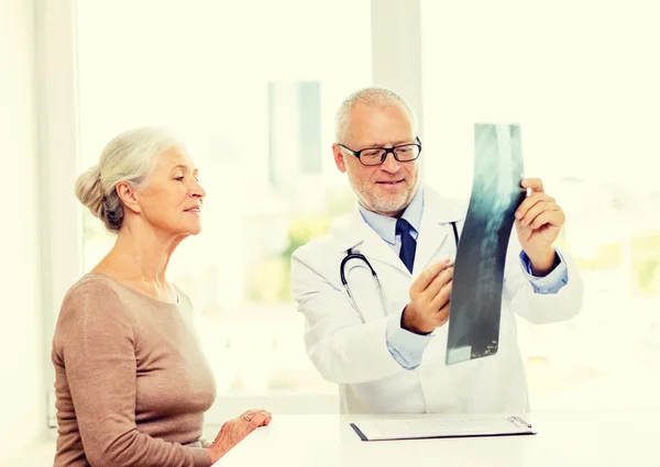 Sonriente mujer mayor y reunión de médico —  Fotos de Stock