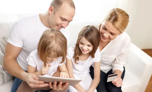 Família feliz com tablet pc e cartão de crédito — Fotografia de Stock