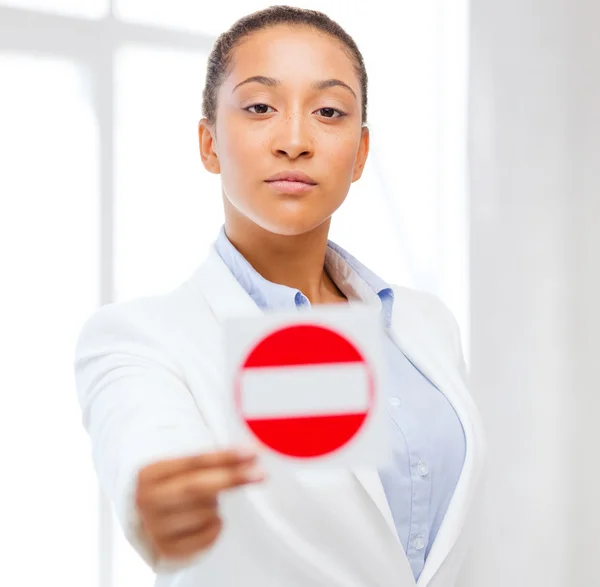 Kobieta Wyświetlone jest znak stop — Zdjęcie stockowe