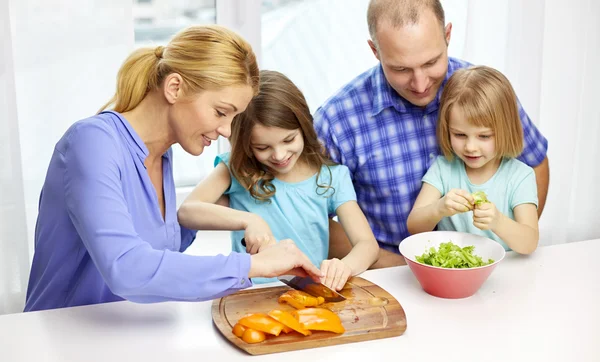 Evde yemek iki çocuklu mutlu aile — Stok fotoğraf