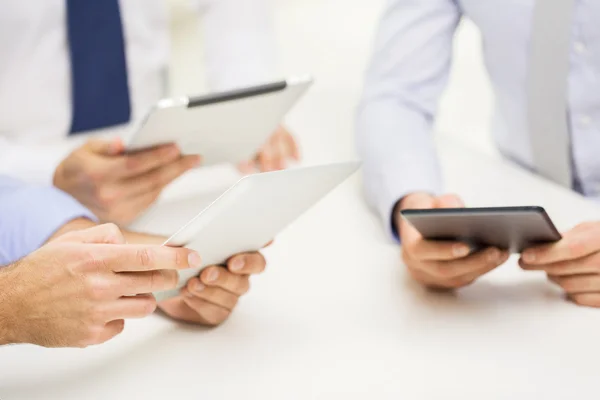 Nahaufnahme von Geschäftsmannshänden mit Tablet-PC — Stockfoto