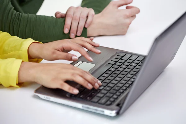 Primo piano di mani femminili con digitazione di computer portatile — Foto Stock