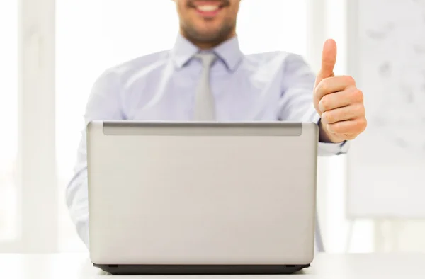 Close up of businessman hands with laptop — Zdjęcie stockowe