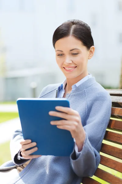 Uśmiechnięta kobieta biznesu z komputera typu tablet w mieście — Zdjęcie stockowe