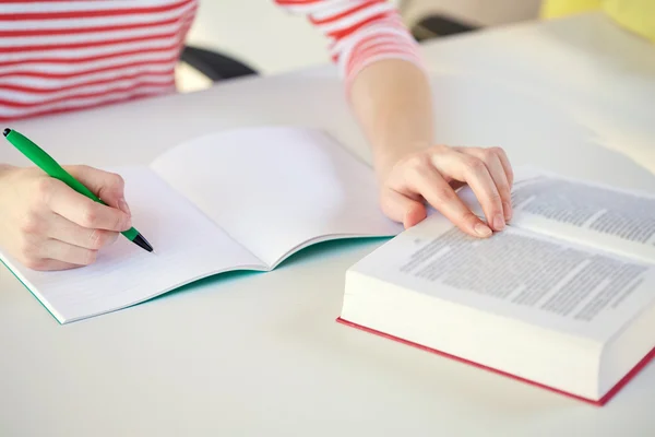 Primer plano de las manos femeninas con libro y cuaderno — Foto de Stock