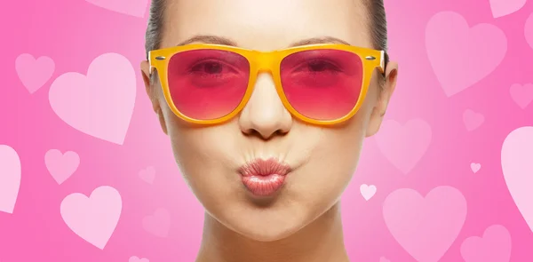 Menina em óculos de sol rosa soprando beijo — Fotografia de Stock
