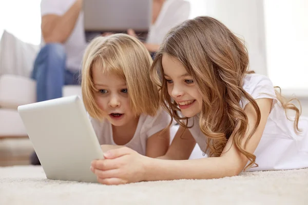 Niñas felices con la computadora de la tableta PC en casa — Foto de Stock