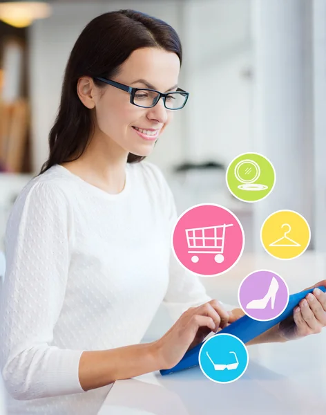 Mujer sonriente con la tableta de compras PC en línea —  Fotos de Stock