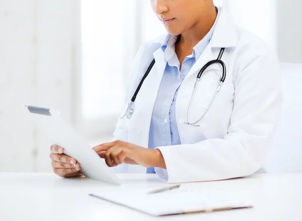 African female doctor with tablet pc — Stock Photo, Image