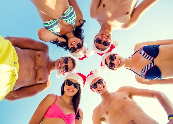 Amici sorridenti in cerchio sulla spiaggia estiva — Foto Stock
