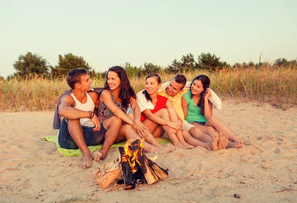 Lächelnde Freunde mit Sonnenbrille am Sommerstrand — Stockfoto