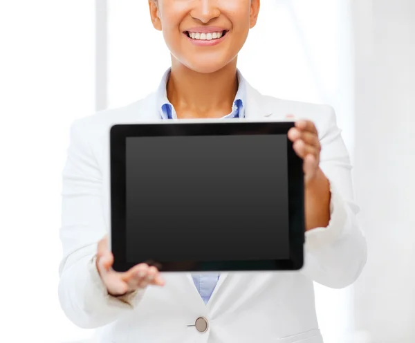 Zakenvrouw met tablet pc in office — Stockfoto