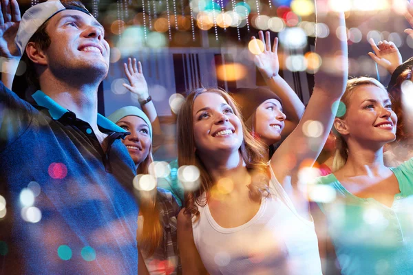 Gruppe glücklicher Freunde bei Konzert im Nachtclub — Stockfoto