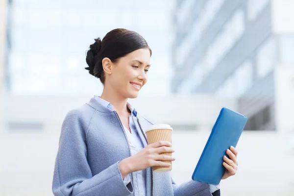 Sonriente mujer de negocios con tablet pc en la ciudad — Foto de Stock