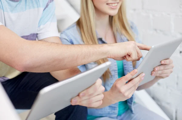 Close up van studenten met tablet pc op school — Stockfoto