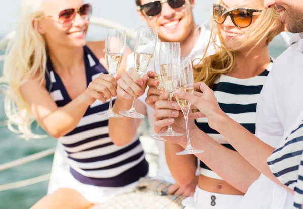 快乐的朋友，带着眼镜的游艇上的香槟 — 图库照片