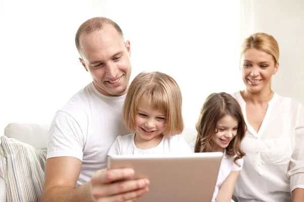 Famille heureuse avec tablette PC à la maison — Photo