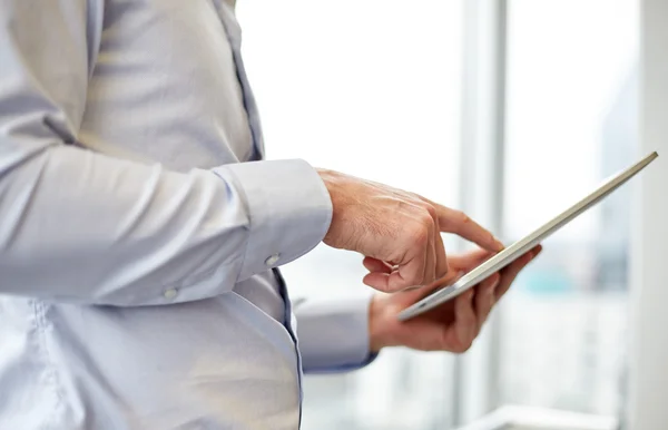 Geschäftsmann mit Tablet-PC im Büro — Stockfoto