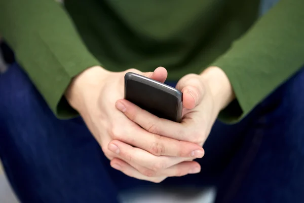 Nahaufnahme männlicher Hände mit Smartphone — Stockfoto