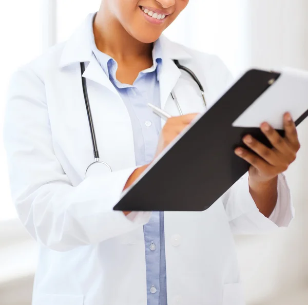 Medico donna africano in ospedale — Foto Stock