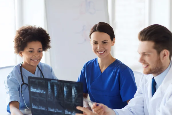 Grupp glada läkare diskuterar röntgenbilden — Stockfoto