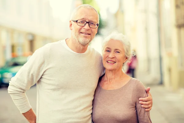 Couple aîné dans la rue de la ville — Photo