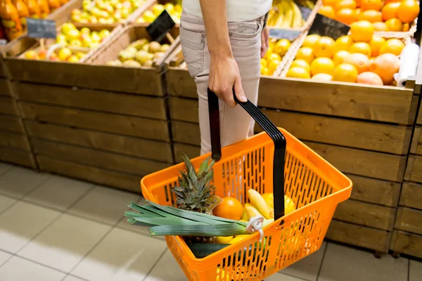 Close up van vrouw met levensmiddelen mand in markt — Stockfoto