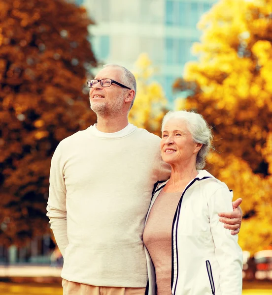 Senior couple hugging in city park — Stock fotografie