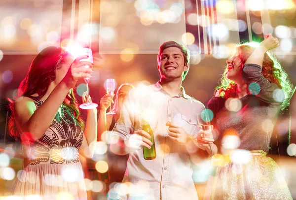 Amigos sonrientes con copas de vino y cerveza en el club —  Fotos de Stock