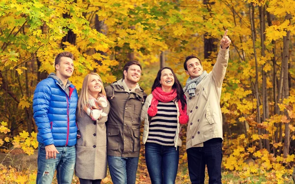 Grup gülümseyen kadın ve erkek sonbahar park — Stok fotoğraf