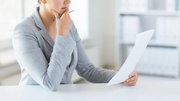 Primer plano de los papeles de lectura de la mujer o informe fiscal — Foto de Stock