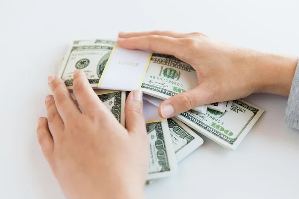 Close up de mulheres mãos contando-nos dólar dinheiro — Fotografia de Stock