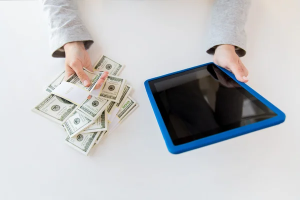 Close up van vrouw handen met tablet pc en geld — Stockfoto