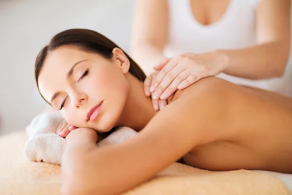 Vacker kvinna i spa med massage — Stockfoto