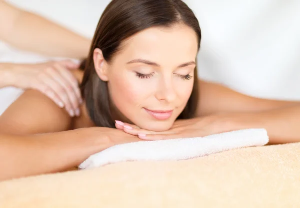 Hermosa mujer en el salón de spa recibiendo masaje —  Fotos de Stock
