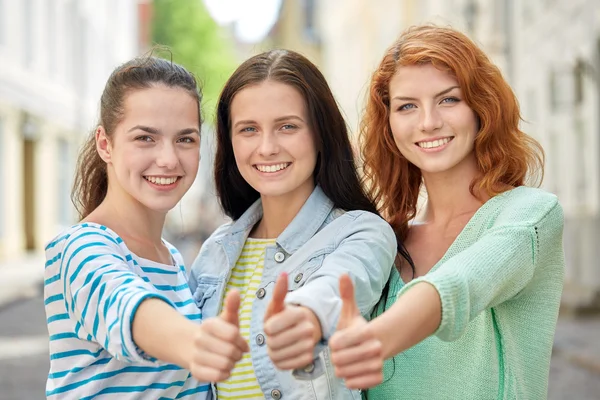 Glückliche junge Frauen zeigen Daumen hoch auf der Straße der Stadt — Stockfoto