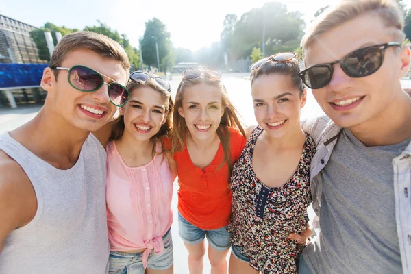 Smiling friends taking selfie — Stock Photo, Image