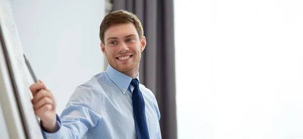 Lachende zakenman met presentatie in office — Stockfoto