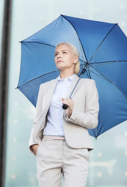 Joven mujer de negocios seria con paraguas al aire libre —  Fotos de Stock
